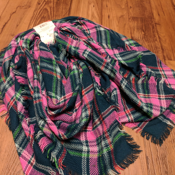 NWT Blanket Scarf - Large Plaid - Picture 3 of 4